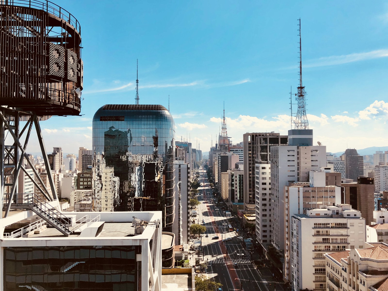 Vista urbana da Avenida Paulista em São Paulo